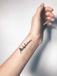 52 Tolle Ideen Und Bilder Zum Thema Tattoo Schriften Handgelenk In 2020 Tattoo Schrift Handgelenk Tattoo Schrift Henna Tattoo Schablone