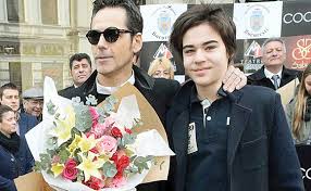 Artistul si mama fiului sau au hotarat sa puna capat relatiei stefan banica jr a fost foarte emotionat, dar si mandru cand radu a devenit student cu acte in regula si a intrat printre primii la universitatea. IatÄƒ Ce Copii Frumosi Are Stefan BÄƒnicÄƒ Junior Unul E BombÄƒ Cu Ceas Si CelÄƒlalt Este Super Carismatic Yve Ro