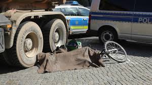 Todlicher Unfall Lkw Uberrollt Radfahrer 54