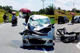 Seorang lelaki yang dikenali sebagai endi menerima ujian hebat apabila dia bersama isteri yang sarat mengandung membonceng motosikal pulang dari rumah saudaranya. Dua Maut Motosikal Bertembung Kereta