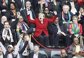Donald trump startet sein comeback. Angela Merkel Fussball Mutti Jubelt Gala De