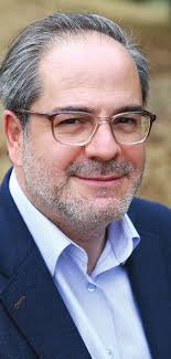 Brave journalists withstand[08]