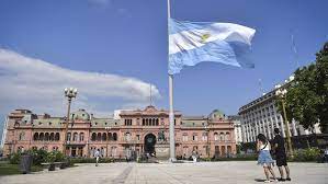 El senado hace un homenaje a maradona y posterga la sesión para el lunes. Cinco Dias De Duelo Nacional En Homenaje A Los 100 Mil Muertos Por Coronavirus Diario Textual