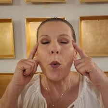 Face Yoga: Die Geheimnisse für ein strahlendes Gesicht