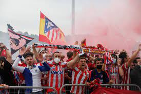 Fans of atletico madrid poured onto the streets of the spanish capital after their team clinched la liga title ahead of rivals real. Atletico Madrid Lifts Trophy In Spanish La Liga 1st Time In 7 Years Daily Sabah