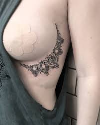 Las levaduras del género candida (cándida albicans) suelen ser las responsables de las infecciones de los grandes pliegues, debajo de las. Lo Que Necesitas Saber Sobre Los Tatuajes Bajo El Pecho