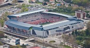 Fondato nel 1905, vanta 42 partecipazioni alla massima serie spagnola e milita dal 2017 in segunda división, la seconda categoria del calcio nazionale, al di sotto della quale non è mai scesa nel corso della propria storia. Sporting De Gijon Real Sporting De Gijon