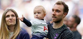 Christian eriksen had a facetime call with his teammates from the hospital and asked them to play the game tonight, as. Aus Spital Entlassen Eriksen Erholt Sich Im Kreis Der Familie Top Online