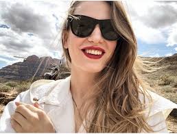 Peki kısa zamanda moda ikonu haline gelen serenay sarıkaya saç rengi ne renk ve saç kesimi hangi modeldir. Serenay Sarikaya Ve Kerem Bursin Arasinda Evlilik Sozlesmesi Krizi