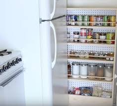 Voici Comment Creer Un Rangement Parfait Pour Un Recoin De Cuisine Rangement Etroit Cuisine Comment Fabriquer Des Meubles Meuble Rangement Cuisine