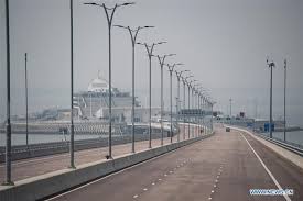 Jembatan ini memiliki panjang 789 meter dan lebar 11 meter. Membentang 55 Km Ini Dia Jembatan Terpanjang Di Dunia