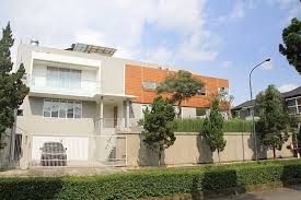 Ciri khas gaya dekorasi ini adalah menggunakan warna cerah serta meninimalisir penggunaan furnitur. 10 Inspirasi Desain Carport Rumah Minimalis Yang Elegan Arsitag