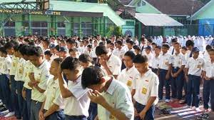 Maybe you would like to learn more about one of these? 1 000 Siswa Smpn 6 Kota Tasikmalaya Gelar Salat Gaib Doakan Desi Yang Tewas Di Gorong Gorong Tribun Jabar