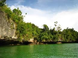 Tempat penampungan hasil tangkapan ikan. Danau Air Asin Di Tepi Pantai Danau Indah