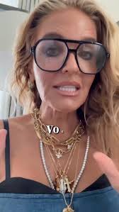 Getting dressed with Caroline new series 😆😂 Always want to motivate or  inspire you to get up and get dressed! My passion is to bring happy back  through simple actions or tools