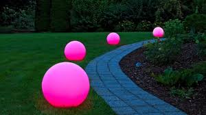 Die leuchtkugeln sind ein trend und auch ein richtiger hingucker im garten. Solar Leuchtkugeln Der Neue Trend In Der Modernen Gartengestaltung Trendomat Com