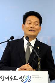 송영길, 성추문 외교관 두둔 논란…문화의 차이 송영길, 외교관 성추행 의혹에 남자끼리 엉덩이 친 것 송영길 남자끼리 배나 엉덩이도 툭툭 치고. ì†¡ì˜ê¸¸ ì‹œìž¥ ì¶œë§ˆ ê¸°ìžíšŒê²¬ ì •ì¹˜ ë‰´ìŠ¤ ê¸°ì‚¬ë³¸ë¬¸ ì¸ì²œíˆ¬ë°ì´