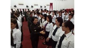 Surat keputusan merupakan surat yang dikeluarkan oleh instansi formal atau organisasi non formal yang dimiliki oleh pimpinan yang. 96 Cpns Landak Terima Sk Pns Karolin Minta Lakukan Hal Ini Tribun Pontianak