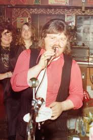 Hoewel de weduwe het liefst helemaal niet zou. Andre Hazes De Zingende Barman Van Cafe De Krommerdt In De Witte De Withstraat Over Amsterdam
