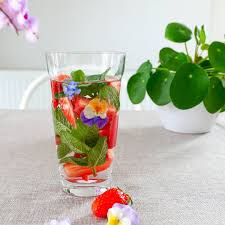 Below Eau Detox Fraises Menthe Simple Mais Gourmande Et Desalterante Lavez Simplement Les Healthy Recette Fruit Detox Healthy Eating Tips