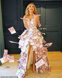 Check out before and after photos, the latest news and updates and plastic surgery results. Amanda Holden Tragt Ballkleid Aus 50 Noten Wie Sie Feiert Verlosen 1 Million Aktuelle Boulevard Nachrichten Und Fotogalerien Zu Stars Sternchen
