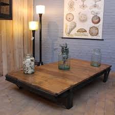 Cette table basse assez grande souche d'arbre inspirée par la conception rustique de meubles de cette table basse rustique peut être utilisée pour des fleurs, des souvenirs, du café, un ordinateur. Mobilier Industriel Grande Table Basse Industrielle