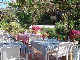 D'apparence simple avec sa déco moderne bleu marine et bois et ses tables en enfilade, ce restaurant de quartier est en réalité une petite pépite. Agriturismo Farm Stay Hotel Near St Tropez French Riviera La Ferme D Augustin