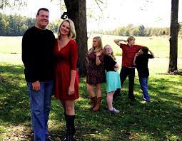 Pin By Teresa Hughes On Photography Funny Family Photos Funny Family Pictures Creative Family Pictures
