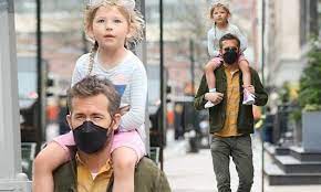 Ryan and blake's second daughter, inez, was born on sept. Ryan Reynolds Gives Daughter Inez A Ride On His Shoulders While Taking An Afternoon Stroll Daily Mail Online