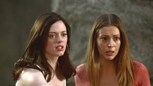 Alyssa milano might have saved her uncle's life during a scary car accident that could've taken both their lives on an l.a. Rose Mcgowan Und Alyssa Milano Charmed Hexen Streiten Sich Auf Twitter Brigitte De