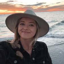 Arielle Pennington's Instagram, Twitter & Facebook