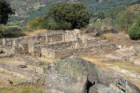 Freixo de numão é uma freguesia portuguesa do concelho de vila nova de foz côa, com 36,35 km² de área e 609 habitantes (2011). Freixo De Numao A Vila Que Surpreende Pela Riqueza Dos Sitios Arqueologicos Portugal Sapo Viagens