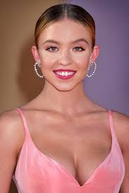 Young and disenchanted sam meets a mysterious and beautiful woman who's swimming in his building's pool one night. Sydney Sweeney Wikipedia