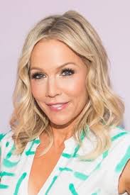 Reparto de Una Generosa Navidad (película 2021). Dirigida por Alyssa Leite-Rogers 