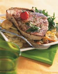 Steak De Thon Aux Pommes De Terre Et Piment D Espelette Recette Thon Rouge Steak De Thon Recette Steak De Thon