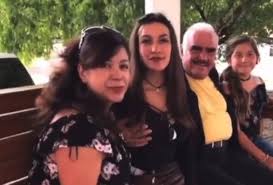 A esa esencia corresponde la de alejandro fernández, artista de pura cepa y moderno representante de una legión de charros cantores, auténticos sorprendió a la audiencia con una aproximación más fresca a la música tradicional mexicana, lo que le permitiría convocar al público joven en torno a un. Exhiben A Vicente Fernandez Tocando El Pecho De Una Joven