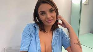 Elettra is a fitness freak, i.e., she hits the gym more often than not. Elettra Lamborghini The Good News Finally Arrives Curler Ruetir