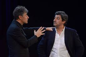 Emilio solfrizzi torna a milano, al teatro manzoni, dove fino al 30 ottobre andrà inscena con sarto per signora di georges feydeau, con la direzione di solfrizzi ha poi reso omaggio a milano e alla sua tradizione cabarettistica, rendendo la propria storia figlia di una teatralità diversa, legata al meridione. Il Cotto E Il Crudo Di Solfrizzi E Stornaiolo Apre La Stagione Del Manzoni Con Una Standing Ovation