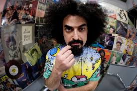 Di me io faccio politica pure quando respiro mica scrivo musica giocando a guitar hero questi argomenti mi fanno sentire vivo in mezzo a troppi a ciò che scrivo sono paranoico ed ossessivo fino all'abiura di me vado ad un livello successivo dove dare vita a ciò che scrivo sono paranoico ed. Strofe Caparezza Abiura Di Me Lascimmiapensa Com