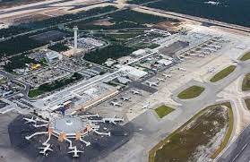 Mmun), se encuentra ubicado a 16 kilómetros de cancún centro, sobre la península de . El Aeropuerto De Cancun Estrenara Su Primer Hotel En 2020 Noticias De Turismo Reportur