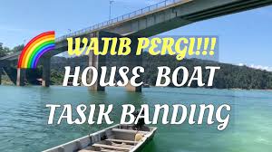Terdapat beberapa pakej menarik yang kami sediakan untuk anda.anda boleh mengelilingi pulau, melihat bunga rafflesia, melawat kampung orang asli. Houseboat Tasik Banding Youtube