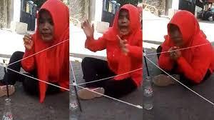 Video tiktok viral asusila keji dan penganiayaan di bangladesh | tega sekali подробнее. Video Viral Aksi Heboh Ibu Ibu Lomba 17 Agustus Memasukkan Pensil Dalam Botol Secara Kelompok Halaman All Tribunnewswiki Com Mobile
