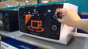 Cuptorul cu microunde touchopen 800 cu mecanism fin de atingere ofera cel mai usor mod de accesare a mancarii. Cuptor Cu Microunde Electrolux Ems21400w Youtube