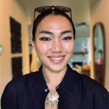 Jennifer Lakin's Instagram, Twitter & Facebook