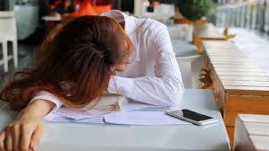 Menurut rita aouad, seorang ahli psikiatri dan pakar mengenai tidur di ohio state university menyatakan, nap atau tidur sebentar pada waktu tengah hari boleh membantu meningkatkan prestasi seseorang individu tanpa mengganggu waktu tidur individu tersebut pada. Trik Curi Curi Tidur Siang Agar Tak Kena Tegur Atasan Yang Galak