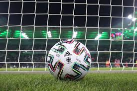 La eurocopa de 2020 se celebrará en 12 lugares diferentes de 12 ciudades doce de estas sedes albergarán al menos tres partidos de la fase de grupos y una ronda. Esdlr Rgylxhum