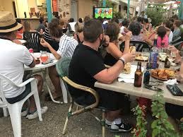 Réactions des fans français lors du but et a la fin du match. Argeles Sur Mer France Belgique La Demi Finale De La Coupe Du Monde Vue Depuis Un Bar Portugo Bresilien Ouillade Eu