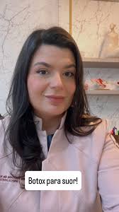 Toxina Butolínica * É injetada nas áreas afetadas,bloqueando a liberação da  acetilcolina pelos nervos. * Assim interrompendo a comunicação entre os  nervos e as glândulas sudoríparas, a toxina ...