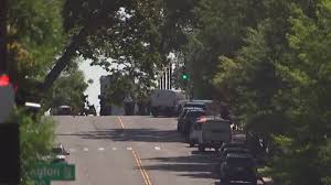 The bomb threat thursday led to a large police presence on capitol hill that included armored trucks, the bomb squad and teams of snipers on the grounds of the capitol complex with guns trained on. H1urapa Wal8om