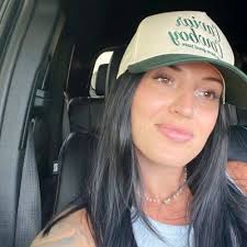 Shelby Hendrickson (@shelbyyyy88)